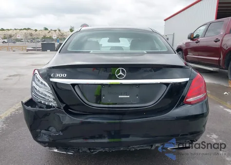 2017 Mercedes-Benz C 300 Luxury/Sport z USA, uszkodzony, nr VIN 55SWF4JB8HU200958